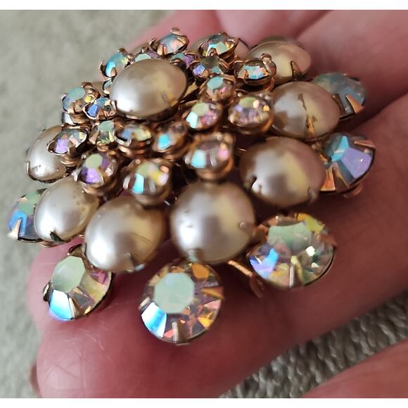 Vintage 1950s 60s Aurora Borealis Rhinestone Brooch Domed Cluster Pin Faux Pearl - Picture 5 of 7